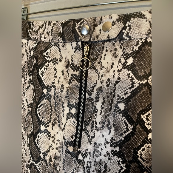 ⭐️Blashe size Large fake snake skin print skirt/Worn once. Buttons/zipper - Picture 9 of 9
